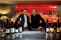 Der Vorkoster – Sommelier und Sensorik-Experte Christian Frens (li.) und Björn Freitag (re.) probieren sich durch das Sortiment alkoholfreier Weine und Schaumweine.