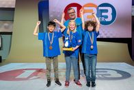 1, 2 oder 3 – Das Rateteam aus Sehnde/Deutschland mit Elton und dem Piet-Flosse-Pokal.