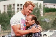 Twins - Zwillinge – Auch wenn er seinen Zwillingsbruder (Danny DeVito, r.) gleich beim ersten Treffen aus dem Knast holen muss, ist die Wiedersehensfreude bei dem muskulösen Genie Julius (Arnold Schwarzenegger, l.) ziemlich groß ...