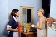 Rote Rosen – ARD ROTE ROSEN, Folge 181510 Uhr im Ersten. Eliane (Samantha Viana, l.) bietet der genervten Britta (Jelena Mitschke, r.) an, ihre Dusche zu reparieren.