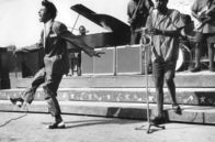 Little Richard: I am everything – Little Richards musikalische Karriere begann in den späten 1940er Jahren, als er in verschiedenen Bands auftrat und seinen einzigartigen Stil entwickelte, der von Gospel, Blues und Rhythm and Blues beeinflusst war.