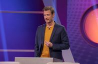 Meister des Alltags – Moderator Florian Weber ist gespannt: Welches seiner Rateteams ist heute wohl das alltagstauglichste und findet die meisten richtigen Antworten zu Fragen aus dem prallen Leben – beim Wissensquiz "Meister des Alltags".