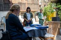 SOKO Stuttgart – Wer hat den Betreiber eines Stuttgarter Escape Rooms erschlagen? Kriminalhauptkommissarin Martina Seiffert (Astrid M. Fünderich, r.) und Kommissarin Lea Gomez (Jasmin Gassmann, M.) befragen Theresa Pfaff (Franziska Junge, l.), die Ehefrau des Opfers. Warum hat die Lehrerin so schnell schon Erinnerungsstücke und Fotos ihres verstorbenen Mannes aussortiert?