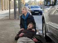 In aller Freundschaft – Tobias Metzer (Kai-Peter Gläser) hat nach einem Streit mit seiner Frau Nina (Sarah Becker) wutentbrannt die Klinik verlassen. An seinem Wagen bricht er zusammen - er hat einen zweiten Anfall, der ihn fast das Leben kostet.