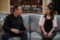 Last Man Standing – Mike Baxter (Tim Allen, l.); Jen (Krista Marie Yu, r.)