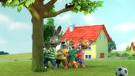 Pip und Posy – Sieht aus wie ein Fußball, ist aber eine Tasche, die im Baum hängt.