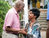 Hawaii Five-0 – Thanksgiving brings Grover's parents (guest stars Louis Gossett Jr. and Gladys Knight) and brother Percy, Jr. (Clifton Powel) to Oahu for a visit tainted by sibling rivalry, and Five-0 investigates a thief who is crushed to death by an empty safe.