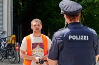 neoriginal: Aufgestaut – So leicht räumen sie nicht das Feld! Aktivist Anatol (Valentino Dalle Mura, l.) macht der Polizei klar, dass die Protestgruppe ihre Aktion nicht widerstandslos beenden wird.