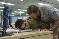 Chappie – L-R: Deon Wilson (Dev Patel) und Vincent Moore (Hugh Jackman)
