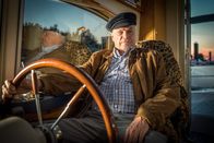 Notruf Hafenkante – Wilfried Stegner (Jochen Busse) hat sich unbemerkt die Schlüssel von Töppers Yacht genommen und findet dort Unterschlupf.
