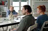 Die Eifelpraxis – Dr. Chris Wegner (Simon Schwarz) will Stefan Fischer (Alexander Beyer) und seiner Frau Birgit (Henny Reents) helfen.