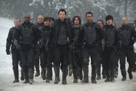 Last Knights - Die Ritter des 7. Ordens – Still of: Cliff Curtis, Tsuyoshi Ihara, Clive Owen, James Babson, Michael Lombardi and Daniel Adegboyega in Ostatni rycerze (2015).