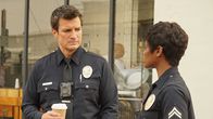 The Rookie – John Nolan (Nathan Fillion) und Talia Bishop (Afton Williamson) besprechen den letzten Einsatz.