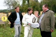 Die Rosenheim-Cops – Die beiden Rosenheim-Cops Christian Lind (Tom Mikulla, li.) und Korbinian Hofer (Joseph Hannesschläger, re.) befragen Horst Goebel (Georg Veitel), denn der hatte ein Tatmotiv und auch die Gelegenheit den Mord zu begehen.
