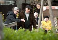 Matterns Revier – v.r.) und Helmut (Jochen Stern, r.), Opa Rudi im Beet verbuddelt zu haben. Hauptkommissarin Freitag (Sybille Schedwill, l.) lässt die Kleingartenparzelle umgraben.