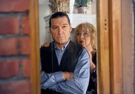 Rote Rosen – ARD ROTE ROSEN FOLGE 1406 Uhr im ERSTEN. Pete (Gunter Ziegler, l.) will Erika (Madeleine Lierck-Wien, r.) nicht erzählen, warum der Besuch seines Jugendfreundes Stanley ihn so verstimmt hat.