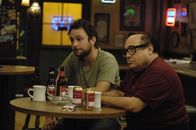 It's Always Sunny in Philadelphia – Alle sind verdächtig: Selbst Charlie (Charlie Day, l.) und Frank (Danny DeVito, r.) können sich den Ermittlungen nicht entziehen ...