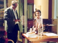 Herz oder Knete – Die Putzfrau Adele Weiß (Gudrun Landgrebe) hat ihren Chef Carl Morus (Günther Maria Halmer) zum Dinner eingeladen.