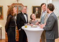 Tatort – Von links nach rechts: Bibi Fellner (Adele Neuhauser), Moritz Eisner (Harald Krassnitzer), Rautners Mutter (Maria Urban), Ernst Rauter (Hubert Kramar), Helmut Mader (Eugen Knecht) bei Sektionschef Rauters Geburtstagsfeier.