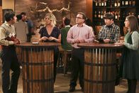 The Big Bang Theory – Raj (Kunal Nayyar, l.), Leonard (Johnny Galecki, 3.v.r.), Howard (Simon Helberg, 2.v.r.) und Amy (Mayim Bialik, r.) gehen mit Penny (Kaley Cuoco, 2.v.l.) zu einer Weinverkostung. Als dort plötzlich Pennys Exfreund auftaucht, droht die Weinprobe jedoch aus dem Ruder zu laufen ...
