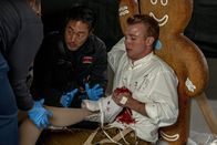 9-1-1 Notruf L.A. – Howie "Chimney" Han (Kenneth Choi, l.); Boyd (Ian Ward, r.)
