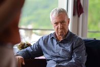 Death in Paradise – Hugh Davenport (John Sessions) der Vorsitzende des Jachtclubs und Veranstalter der Auktion wird verdächtigt, den Mord begangen zu haben. Die Ermittler vernehmen ihn.