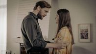 neoriginal: Another Monday – Malte (Ulrich Brandhoff) versucht seine Tochter Charlie (Emilie Neumeister) zu beruhigen: So etwas wie Zeitschleifen gibt es nicht.