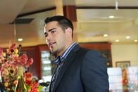 Desperate Housewives – Versucht Gabrielle mit Carlos Nichte Ana eifersüchtig zu machen: John (Jesse Metcalfe) ...