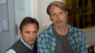 Der Rausch – Trinken in der Schule: Die Lehrer Martin (Mads Mikkelsen, re.) und Peter (Lars Ranthe, li.) wagen einen Versuch.; rbb Fernsehen DER RAUSCH, "Druk" Uhr. Trinken in der Schule: Die Lehrer Martin (Mads Mikkelsen, re.) und Peter (Lars Ranthe, li.) wagen einen Versuch.