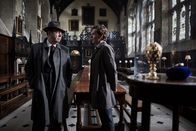 Der junge Inspektor Morse – Detective Sergeant Endeavour Morse (Shaun Evans, r.) und Chief Inspector Fred Thursday (Roger Allam, l.) ermitteln im Lonsdale College, wo ein lange verschollenes Fabergé-Ei auf einer Auktion versteigert werden soll.