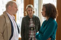 SOKO Potsdam – Tamara Meurer (Anja Pahl, M.) und Bernhard Henschel (Michael Lott, l.) befragen die Bürgermeisterschaftskandidatin Isabel Arnold (Sithembile Menck, r.) zu den Vorwürfen, mit dem Verstorbenen eine Affäre gehabt zu haben.