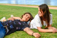Das Mädchen deiner Träume – Devon (Brenton Thwaites) und Lucy (Lily Sullivan) verbringen einen wundervollen Tag miteinander, nachdem sie sich auf etwas unkonventionelle Weise kennengelernt haben.