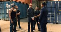 Elementary – Sherlock (Jonny Lee Miller, M.) wird von El Halcoln (Jon Huertas, r.) und seiner gefährlichen Drogendealer-Bande gekidnapped und gezwungen herauszufinden, wer Smuggler Torres getötet hat. In der Hoffnung durch die Bande einen Heroin-Dealer ausfindig machen zu können, nimmt er sich dem Fall an. Ein Fehler?