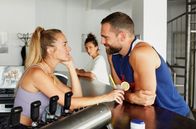Rentnercops – Tom (Moritz Otto, r.) flirtet ungeniert mit Liv (Annina Hellenthal, l.), in Anwesenheit von Luisa (Luise Kinner, M.).