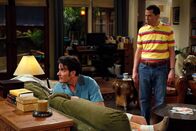 Two and a Half Men – Nachdem Charlie (Charlie Sheen, l.) vorübergehend inhaftiert war, eröffnet ihm Alan (Jon Cryer, r.), dass Chelsea ihn zu ihrer Geburtstagsparty eingeladen hat. Zerknirscht willigt Charlie ein, dass Alan auf die Feier geht ...