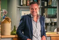 Agatha Raisin – Für James (Jamie Glover) sollte die Hochzeitsfeier der schönste Tag seines Lebens werden, doch dann kam alles anders.