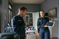 Watzmann ermittelt – Caro (Sarah Thonig, rechts) zeigt Max (Nepo Fitz, links) das Video von Finn und Mia.