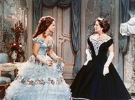 Sissi – Prinzessin Sissi (Romy Schneider, li.) erklärt der überraschten Erzherzogin Sophie (Vilma Degischer), dass sie ihren Sohn liebt.