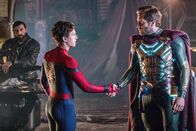 Spider-Man: Far from Home – Peter (Tom Holland, M.) vertraut Mysterio (Jake Gyllenhaal, r.) die Rettung der Welt an. Im Hintergrund Dimitri (Numan Acar, l.)
