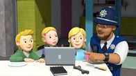 Feuerwehrmann Sam – Polizist Malcolm entdeckt etwas auf den Live-Bildern, die von dem von James, Sarah und Hannah selbstgebauten Raumschiff auf die Erde gesendet werden.