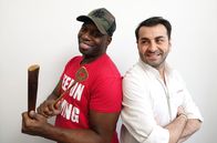 Kochs anders – Personal-Coach Kelechi Onyele (li.) stellt Sternekoch Ali Güngörmüs mit afrikanischem Essen auf die Probe.
