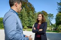 Sturm der Liebe – Eva (Uta Kargel, r.) schlägt Robert (Lorenzo Patané, l.) ein Versöhnungsessen mit Madeleine vor.