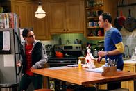 The Big Bang Theory – Sheldon (Jim Parsons, r.) hat Leonard (Johnny Galecki, l.) und Priya erwischt. Doch wird er sie bei Raj verraten?; Sheldon (Jim Parsons, r.) hat Leonard (Johnny Galecki, l.) und Priya erwischt. Doch wird er sie bei Raj verraten?