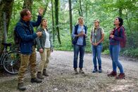 Die Rosenheim-Cops – Walter Rübesam (Mike Maas, l.), Steffi Kurtz (Ines Honsel, 2.v.l.), Judith Färber (Nina Brandhoff, M.) und Rosi Mitterer (Simona Mai, 2.v.r.) vom Verein der "Rosenheimer Waldfreunde" erklären Frau Stockl (Marisa Burger, r.), was beim "Waldbaden" zu beachten ist.