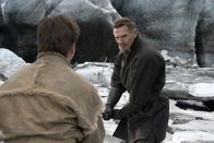 Batman Begins – Unermüdlich schult Henri Ducard (Liam Neeson, r.) Bruce (Christian Bale, l.) in den verschiedenen Kampftechniken, die ihm dabei helfen sollen, einerseits seine Rachegelüste in die Tat umzusetzen, andererseits sich seinen verhassten Ängsten zu stellen ...