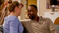 Rote Rosen – Hendrik (Jerry Kwarteng) spricht Britta (Jelena Mitschke) auf die Schwangerschaft an und sofort ist klar: Sein Sohn hat den Anruf mit einer KI manipuliert.