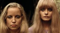 Dienerinnen des Satans – L-R: La première démoniaque (Lieva Lone), La deuxième démoniaque (Patricia Hermenier)