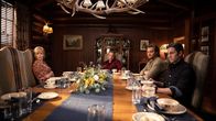 Yellowstone – L-R: Beth Dutton (Kelly Reilly), John Dutton (Kevin Costner), Kayce Dutton (Luke Grimes) und Jamie Dutton (Wes Bentley)