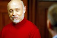 Monk – Hector Elizondo (Dr. Neven Bell).
