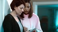 Klangor - Ein Mädchen verschwindet spurlos – Magda (Maja Ostaszewska, li.) und Hania (Katarzyna Gałązka) suchen Bilder von Gabi für die Vermisstenanzeige.